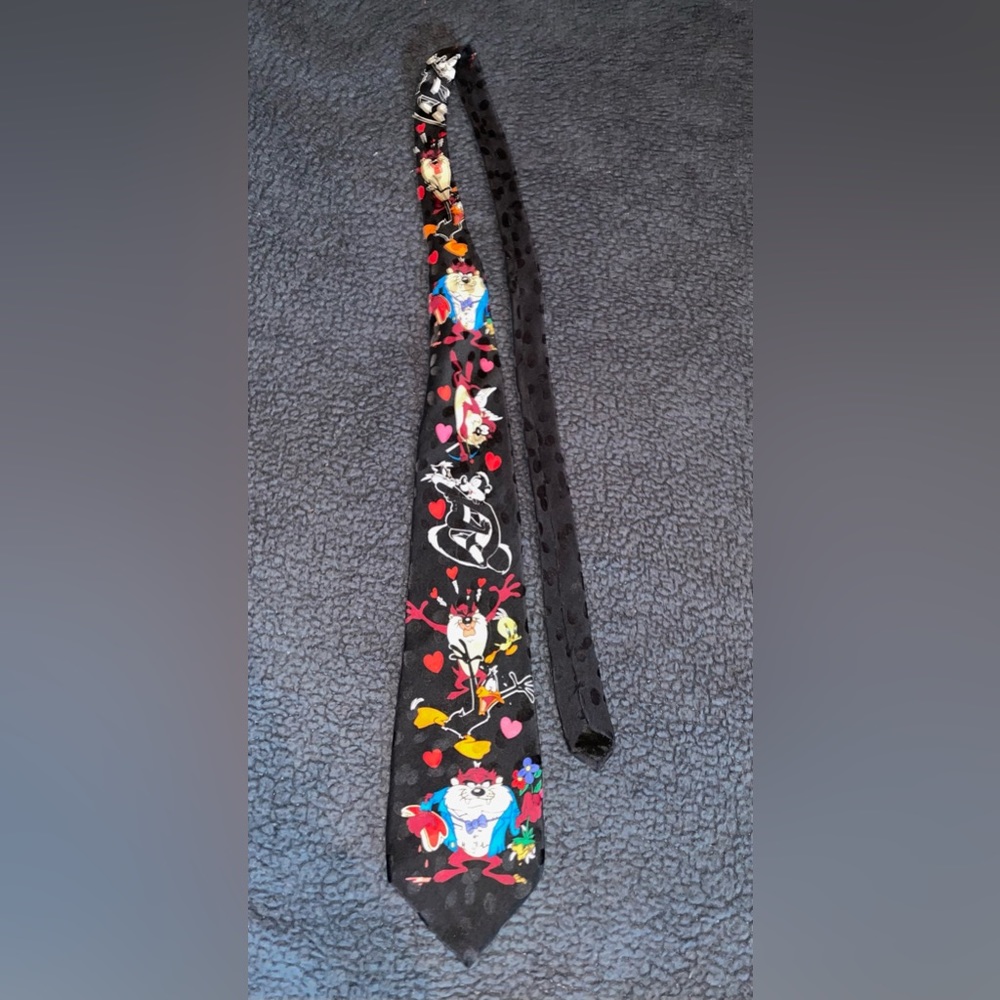 Vintage Looney Tunes TAZ, Pepe LePew, Tweety Bird Valentine Love 100% Silk Tie